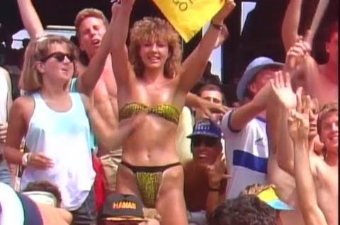 🚬 😎 Coolest crowd catch, cigarettes and sunglasses, does it get more ‘AUSSIE’?? 🇦🇺 🏏 🤣